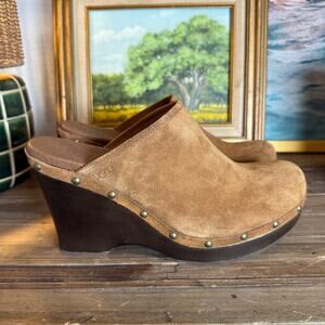 Women's UGG Natural Tan Suede Studded Sheepskin Toe Wedge Clogs Size‎ 10 NEW